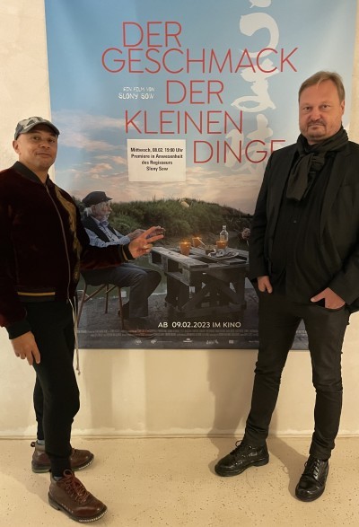 2023-8.2. Premiere DER GESCHMACK DER KLEINEN DINGE mit Regisseur Slony Sow (li.) und Torsten Frehse (Neue Visionen Filmverleih)