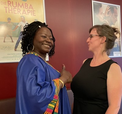 2023-22.6. Premiere DIE RUMBA-THERAPIE mit Darstellerin Marie-Philomène Nga (li.) u. Dagmar Hunold, Institut français de Dresde