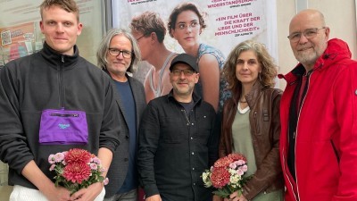 2024-12.10. IN LIEBE, EURE HILDE Körners Corner/ Premiere mit Drehbuchautorin Laila Stieler, Hauptdarsteller Johannes Hegemann (li) und Co-Produzent Andreas Leusink (re)