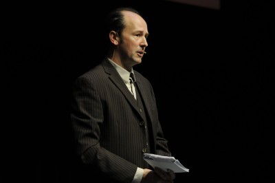 Moderator Piet Fuchs führt durch den Abend.